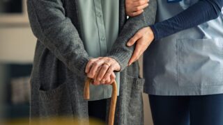 介護士と介護福祉士の違いを解説！資格取得のメリットとキャリアアップの方法 