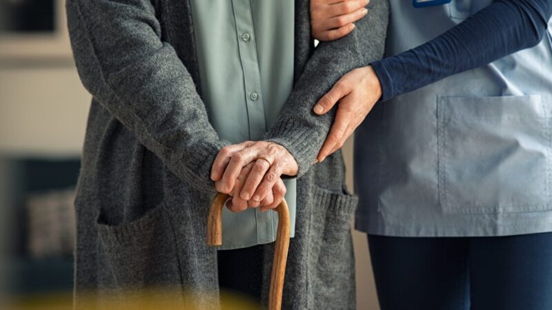 介護士と介護福祉士の違いを解説！資格取得のメリットとキャリアアップの方法