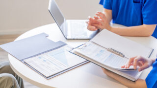 初心者必見！介護職員初任者研修を働きながら無料で取得する方法を徹底解説 