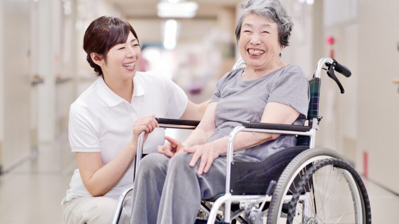 介護福祉士の現場以外の仕事とは？転職のメリット・デメリットを解説