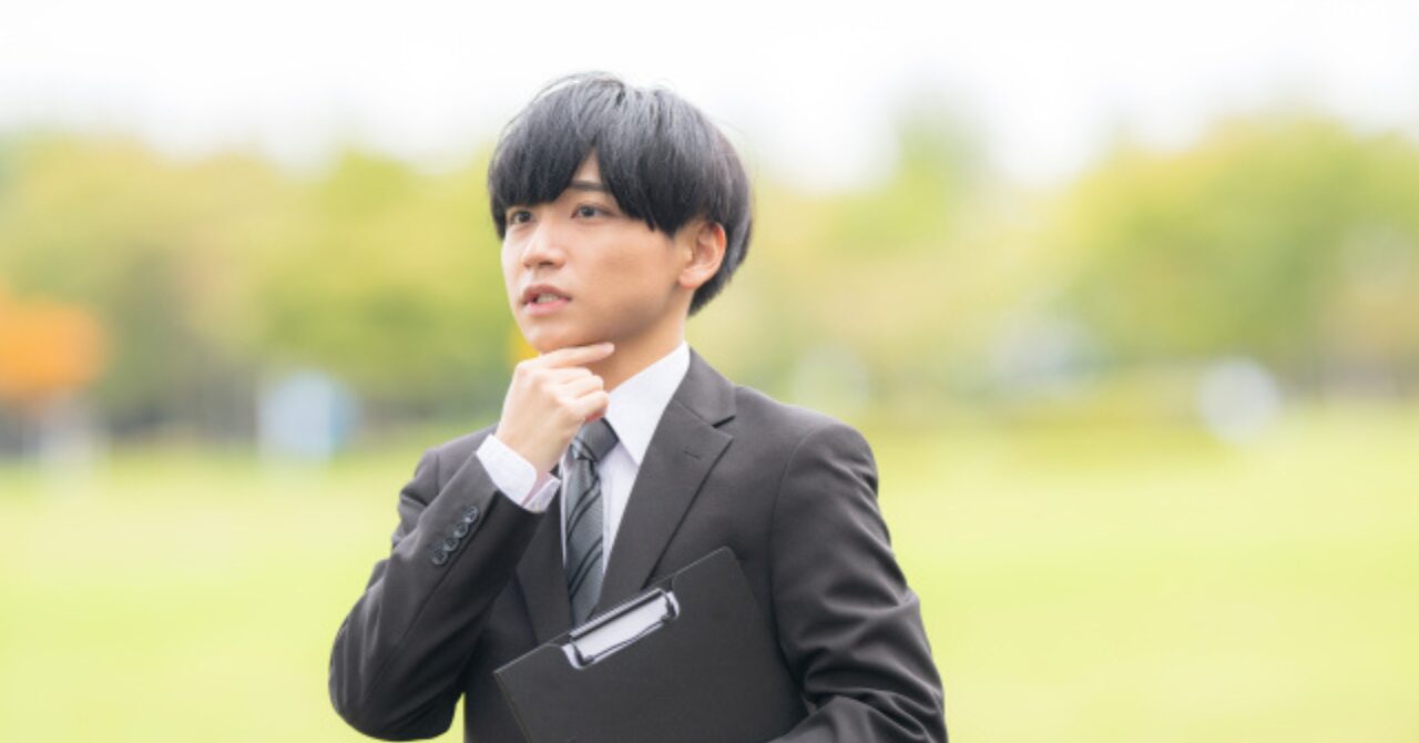 考える